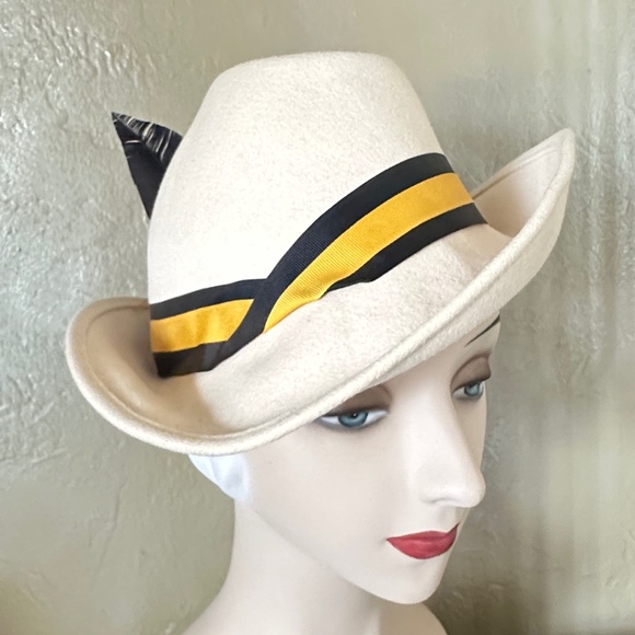 STRIKING 1970s' IVORY FELT FEDORA + YELLOW/BLACK TRIM & FEATHERS - Picture 1 of 9